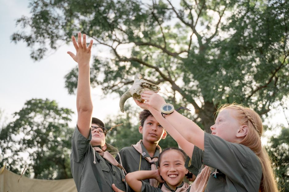 Niños participando en actividades al aire libre en un campamento de verano