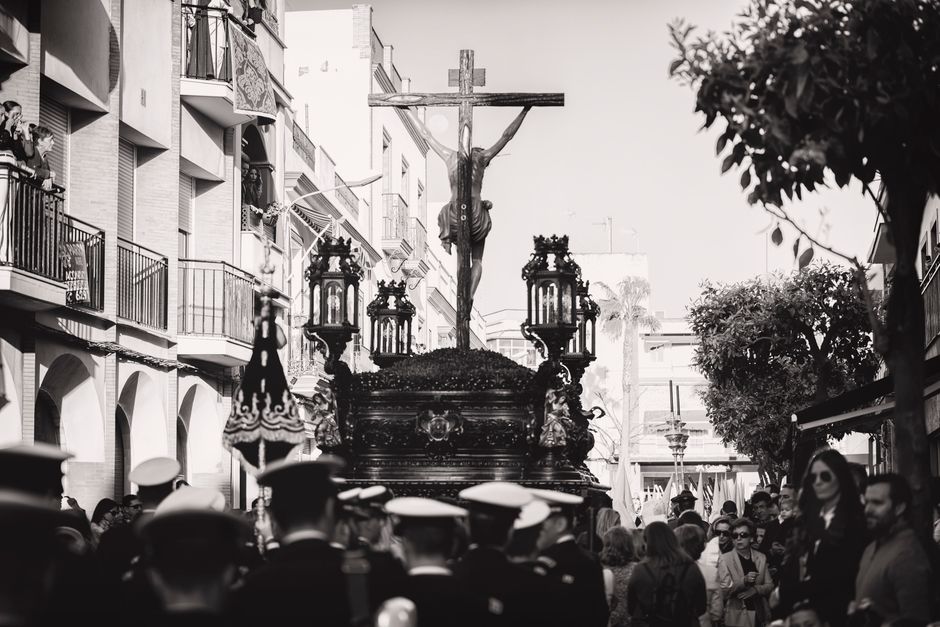 Desfile festivo en una calle urbana con ambiente de celebración popular