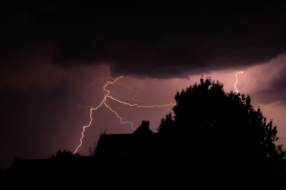 Cielo nuboso con formación de tormenta sobre paisaje castellano-manchego