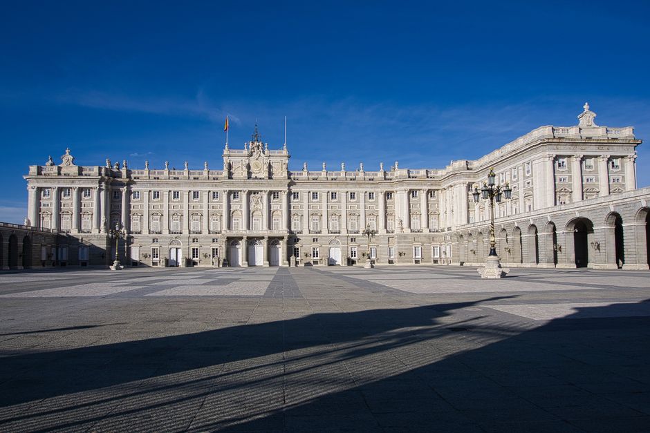 Edificio institucional español en día soleado