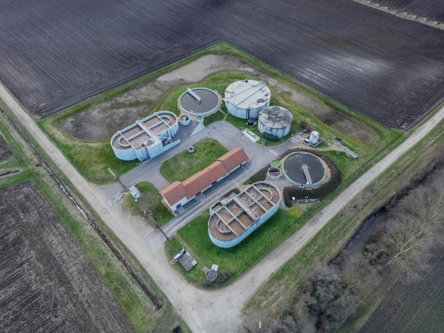 Sistema de tratamiento y filtrado de agua potable en instalación municipal