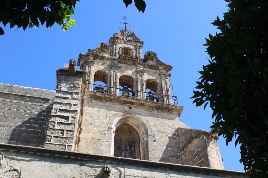 Torre de campanas histórica en una ciudad española