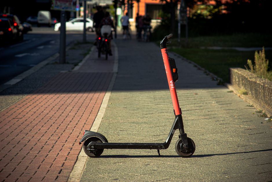 Patinete eléctrico en entorno urbano