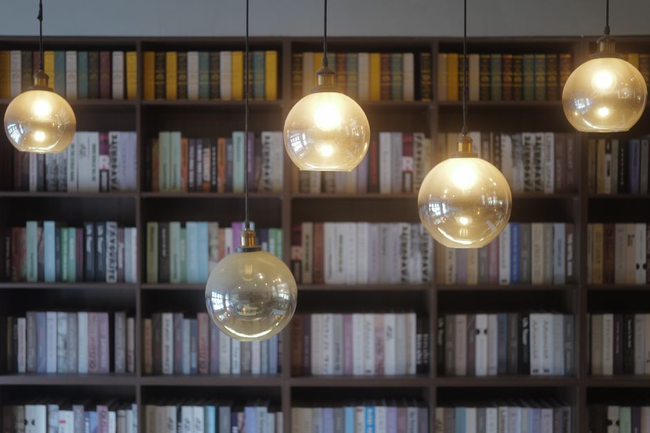 Estantería de biblioteca con libros