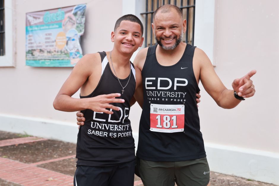 Grupo de personas con camisetas de colores en una prueba solidaria