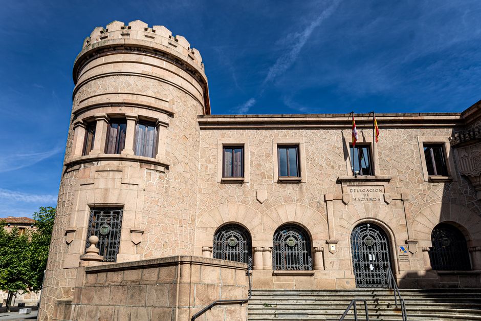 Fachada de ayuntamiento español con bandera
