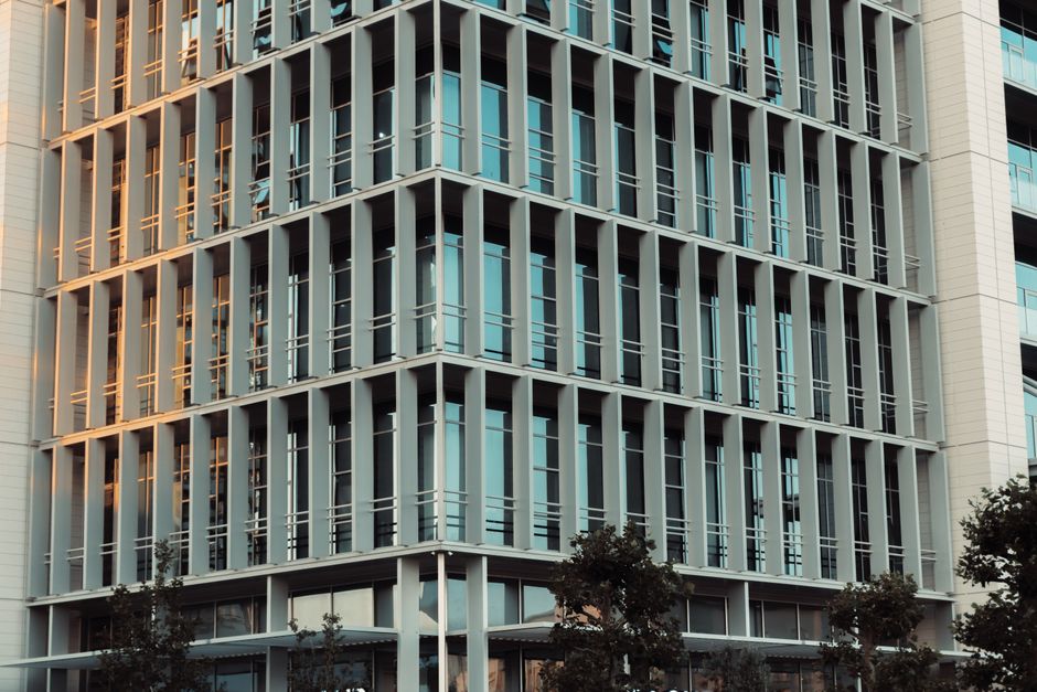 Vista exterior de un centro de atención sociosanitaria moderno