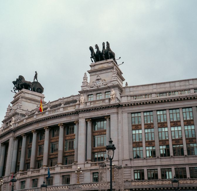 Fachada de un edificio administrativo histórico en una ciudad española