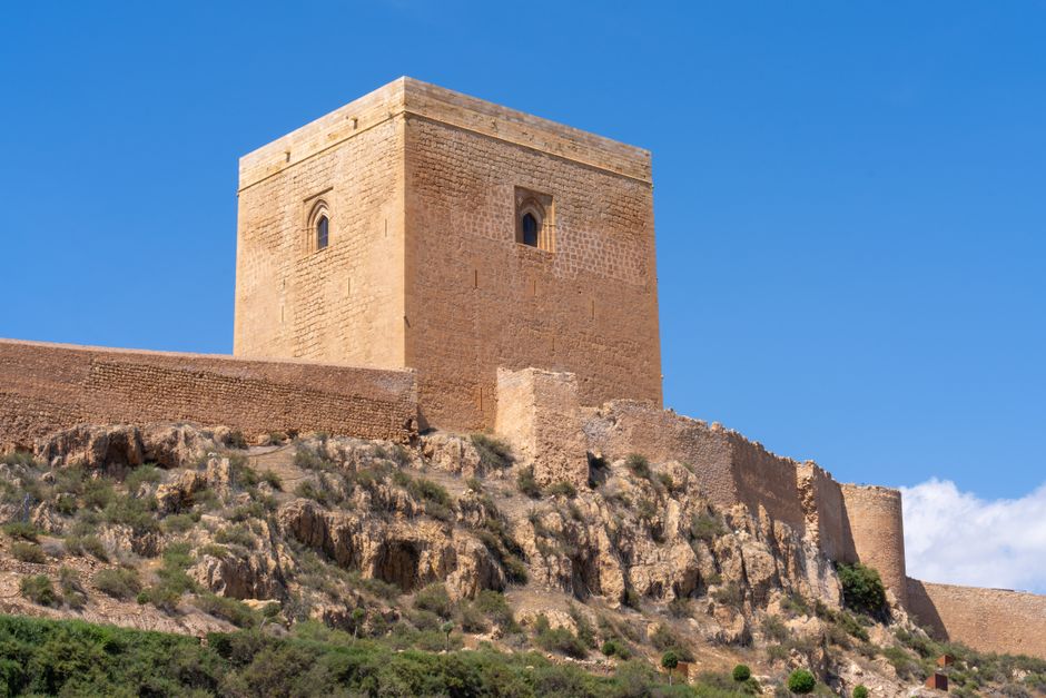 Vista exterior de un castillo medieval español con torres de piedra