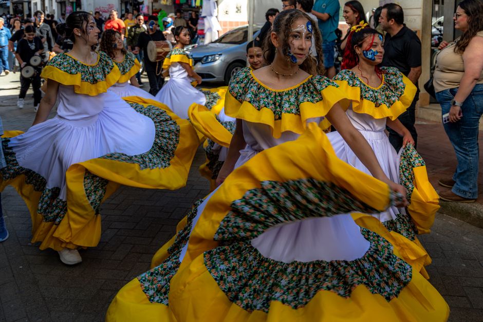 Grupo de bailarines en traje tradicional durante una actuación folclórica