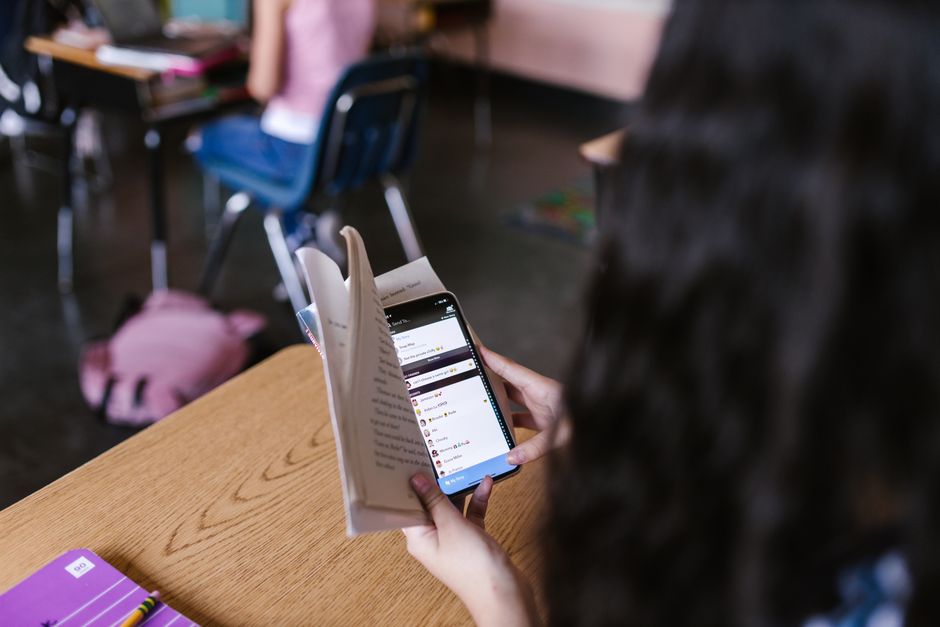 Aula de instituto con pupitres y pizarra
