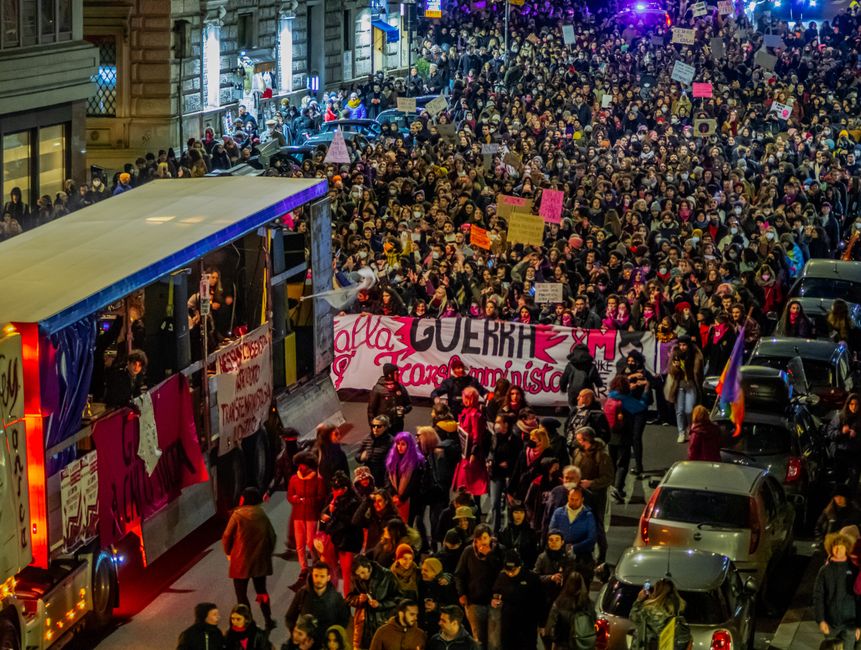 Manifestación ciudadana en una calle urbana con pancartas y concentración de personas
