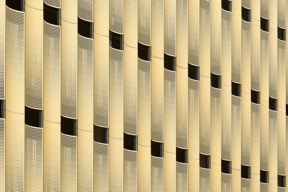 Fachada exterior de un hospital universitario moderno