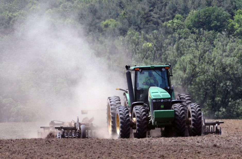 Maquinaria agrícola en una explotación de campo